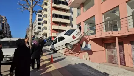 Engelli Çocuğun Aracı Merdivenlerde Asılı Kaldı